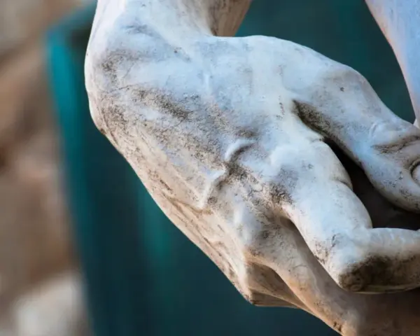 Détail d'une main sculptée, évoquant la puissance et la grâce d'une statue de Michel Ange.
