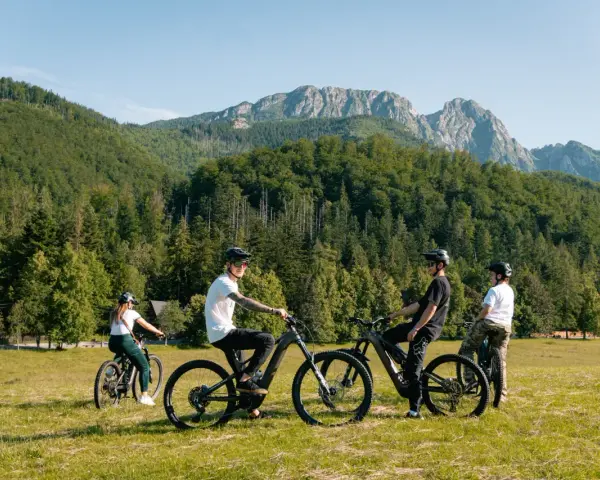 Grupa przyjaciół na rowerach górskich cieszy się pięknymi widokami Tatr. Velo Tatry to idealne miejsce na aktywny wypoczynek.