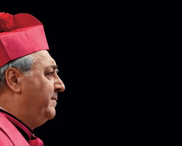 Portret mężczyzny w czerwonej birecie i szacie, przypominającej strój nuncjusza apostolskiego.
