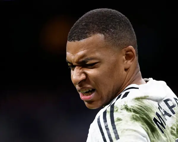 Mbappe z numerem na plecach, skupiony i zacięty podczas meczu.