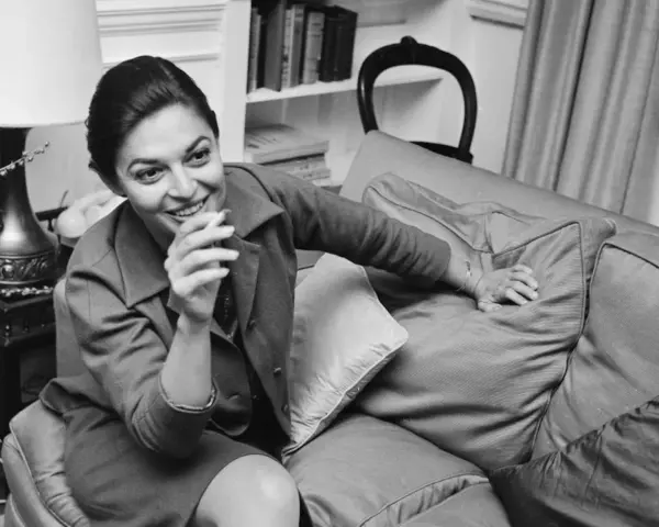 Anne Bancroft sorride con una sigaretta in mano, un'immagine che evoca la sua vivacità, prima che la causa morte la portasse via.