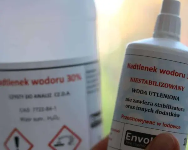Dwie butelki z nadtlenkiem wodoru. Czy woda utleniona wybiela zęby? Na etykiecie 3% roztwór.