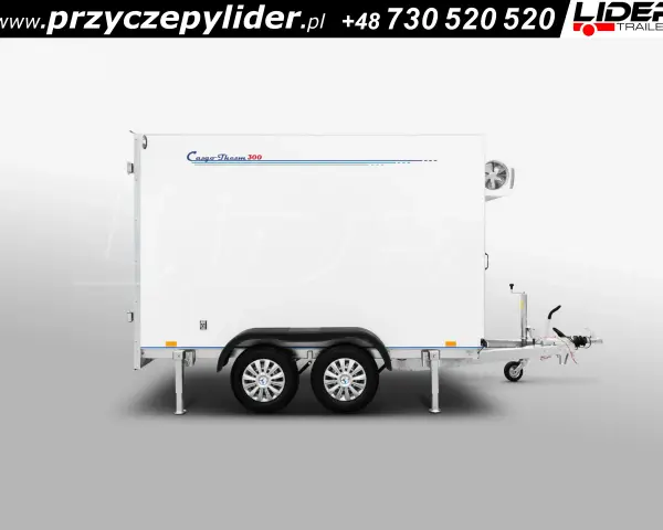 Biała izoterma naczepa z agregatem chłodniczym i logo "Cargo-Therm 300". Idealna do transportu towarów wymagających stałej temperatury.