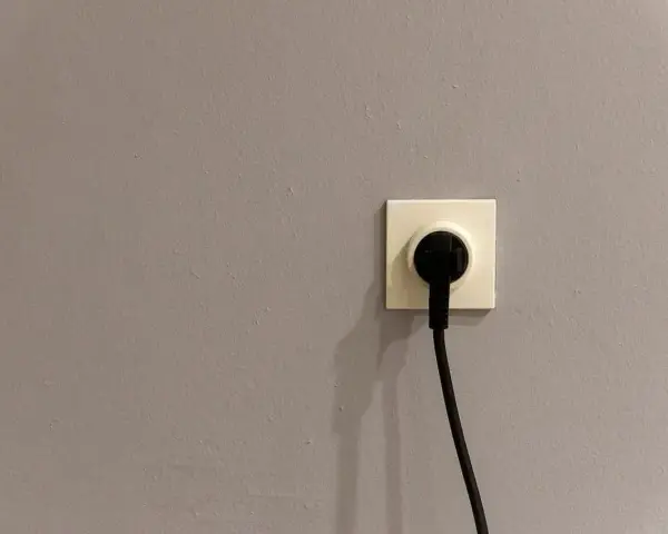 Gniazdko elektryczne z wtyczką. Zastanawiasz się nad taryfą urzędową Energa?