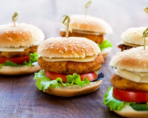 Gdzie kupić bułki do mini burgerów? Sklepy, online i przepis DIY