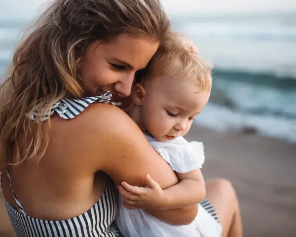 Mama tuli niemowlaka nad polskim morzem. Idealne miejsce, gdzie na wakacje z niemowlakiem w Polsce.