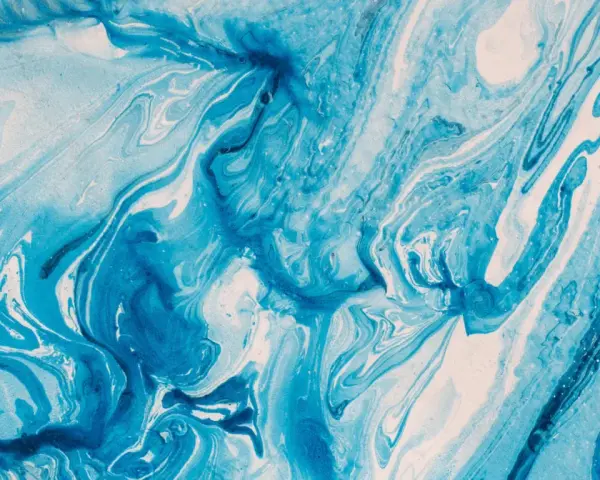 Abstraction aquatique aux nuances de bleu et blanc, évoquant le mouvement de l'eau. La peinture acrylique part à l'eau, créant des tourbillons fluides.