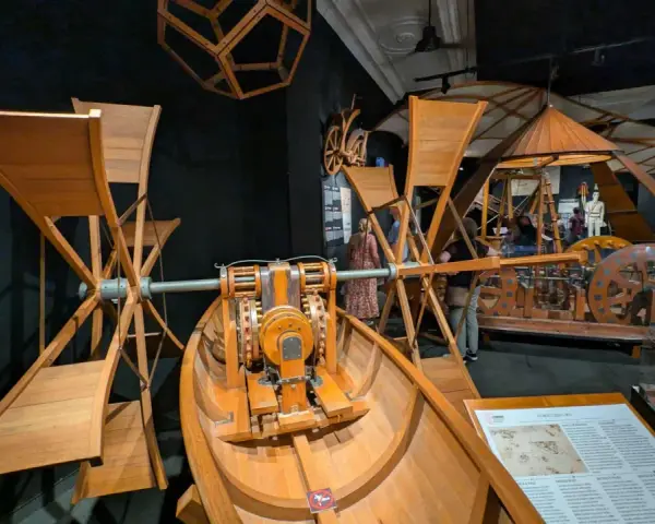 W muzeum Leonarda da Vinci we Florencji podziwiać można drewniane modele jego wynalazków, w tym łodzi z napędem.