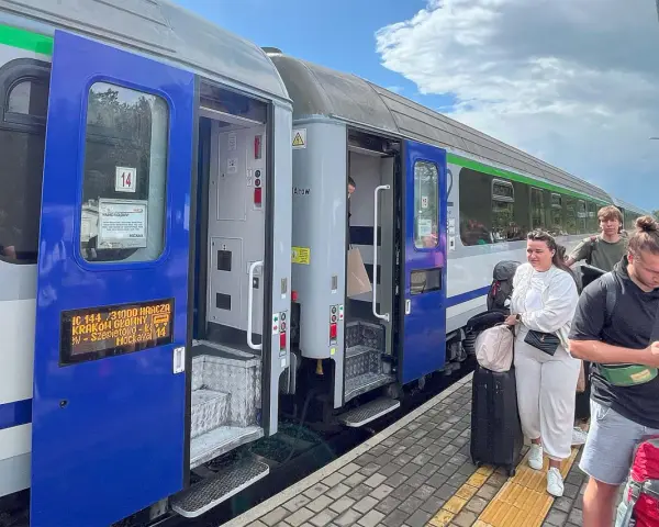 Pasażerowie z bagażami czekają na pociąg relacji Warszawa - Wilno.