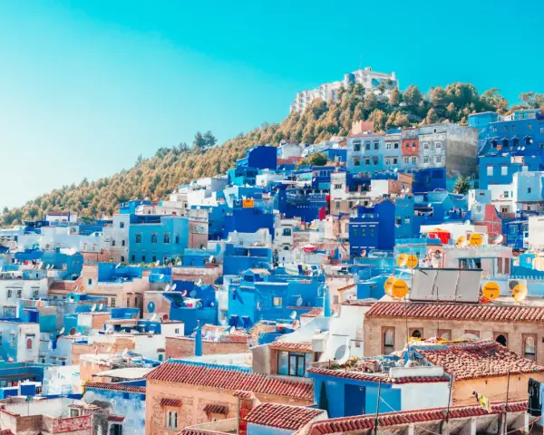 Widok na niebieskie miasto Chefchaouen w Maroku. Turyści czują się tu bezpiecznie, podziwiając architekturę i krajobraz.