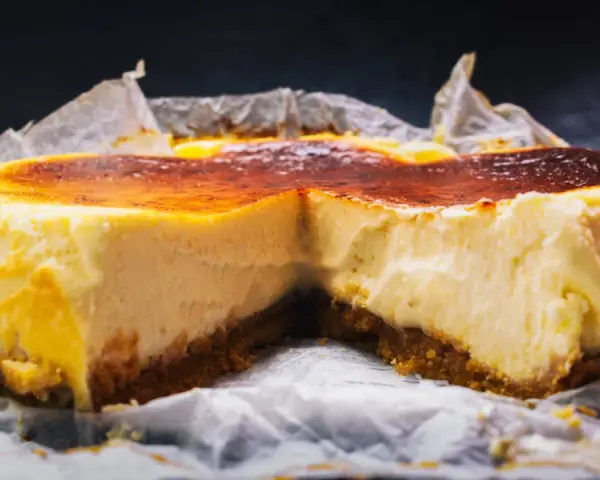 Tarta de queso sin horno, con una corteza dorada y un interior cremoso. Perfecta para cualquier ocasión.