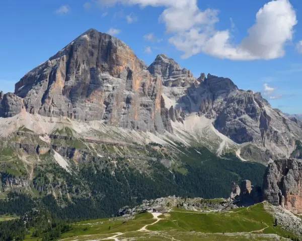 Sentiero panoramico per escursioni a Cortina, tra vette imponenti e boschi verdi.