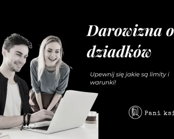 Uśmiechnięta para przy laptopie, omawiająca darowiznę od dziadków. Sprawdź limity i warunki!