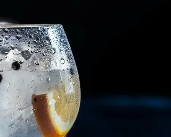 Niebieski gin: z czym pić? Spektakularne drinki i zmiana koloru