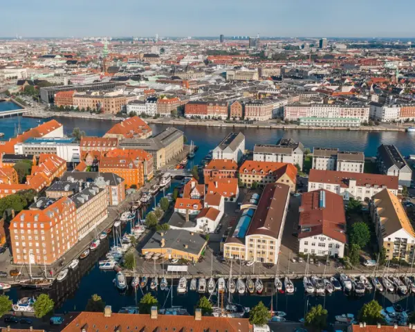 Widok z lotu ptaka na Kopenhagę, kanały pełne łodzi i promów. Idealne miejsce na wycieczkę promem do Kopenhagi.