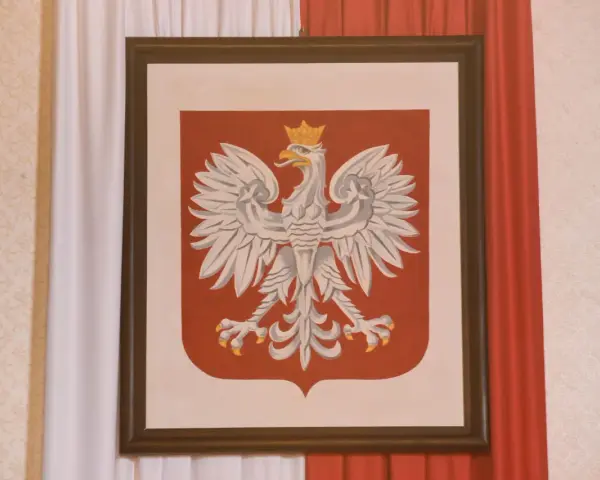 Obraz przedstawia godło Polski – białego orła w koronie na czerwonej tarczy.