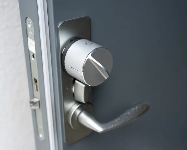 När det är dags att verisure byta batteri på ditt smarta lås, ser du denna moderna silverfärgade enhet på dörren.