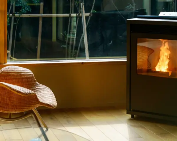 Stufa a pellet moderna con fiamma viva. La sonda ambiente stufa a pellet dove posizionare è fondamentale per un comfort ottimale.
