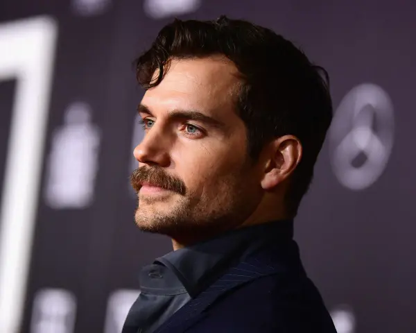 Hombre con barba y bigote, un ejemplo de cómo dejarse bigote con estilo.