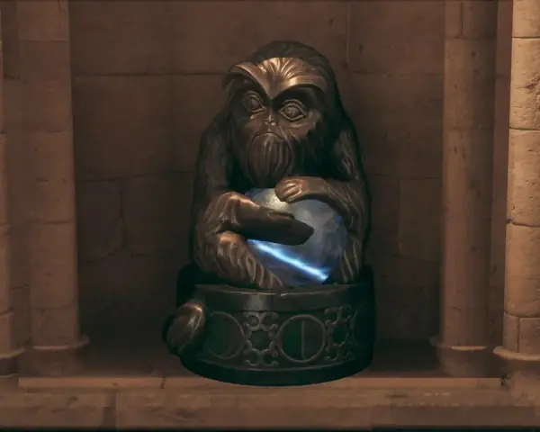 Estatua de un demiguise en Hogwarts, sosteniendo una esfera brillante.