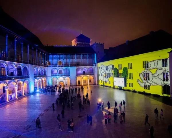 Nocne iluminacje na dziedzińcu zamkowym, przypominające o bogactwie muzeów w Polsce.