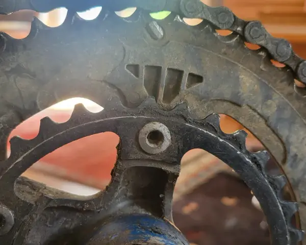När kedjan hoppar av cykeln kan det se ut så här, med smutsiga kugghjul och en sliten kedja.