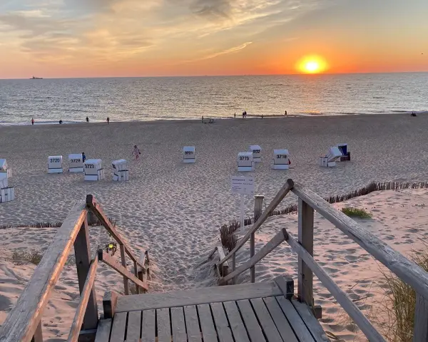 Sonnenuntergang am Strand von Sylt. Strandkörbe warten auf Besucher, die die schönen Ausflugsziele Sylt genießen.
