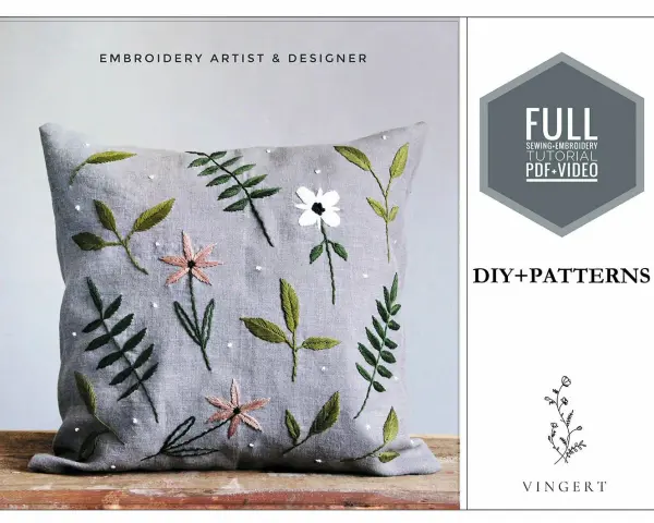 Patron taie d'oreiller 65x65 brodé de fleurs et feuilles. Un tutoriel complet de couture et broderie est disponible.