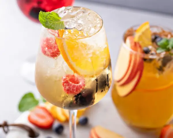 Orzeźwiające drinki z owocami i miętą. Jak pić Ramazzotti Amaro? Z lodem, owocami i odrobiną słońca.