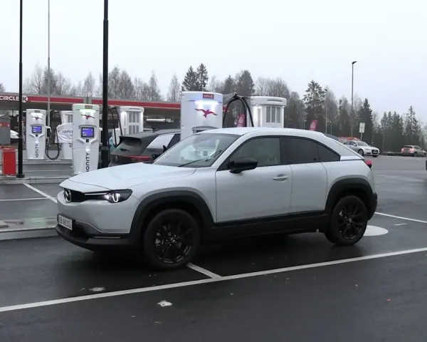 Biała Mazda MX-30 na stacji ładowania Ionity. Zastanawiasz się nad jej zasięg? To idealne miejsce, by sprawdzić!