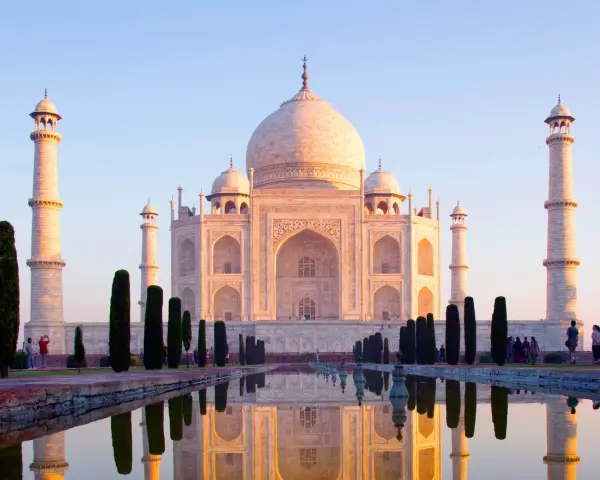 El Taj Mahal, un mausoleo de mármol blanco, se refleja en el agua. Es una maravilla arquitectónica, un símbolo de amor eterno.