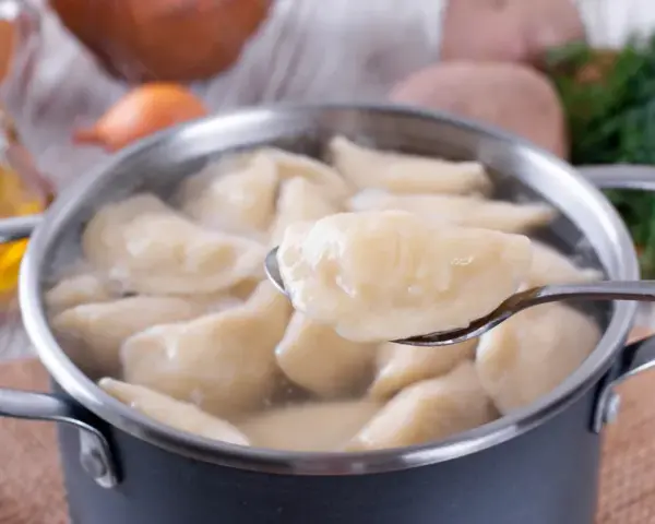 Jak odgrzać ugotowane pierogi? 4 metody na idealny smak