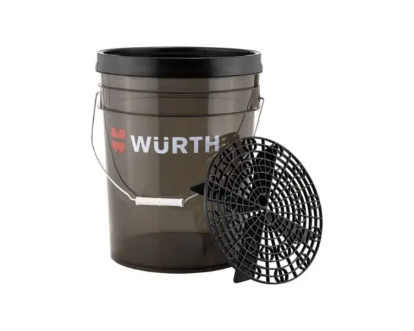 Genomskinlig tvätthink med Wurth-logotyp och ett svart galler bredvid. Perfekt för bilvård.