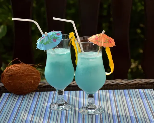 Drinki z parasolką: 8 przepisów, triki barmana i DIY na lato!