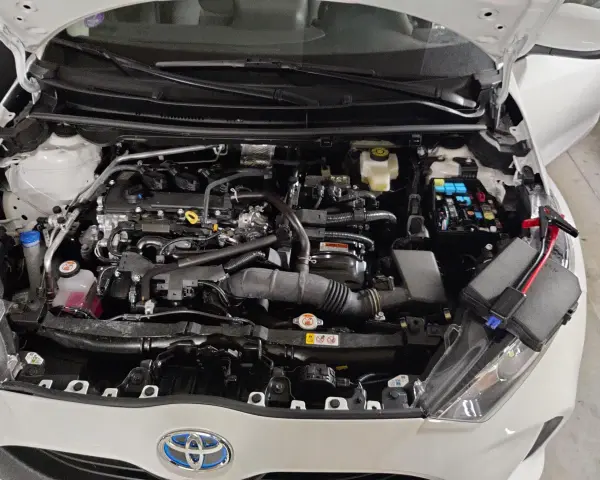 Silnik Toyoty Yaris Hybrid. Akumulator 12V znajduje się pod maską, po prawej stronie, za skrzynką bezpieczników.