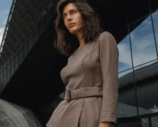 Czy kratka jest modna? Odkryj najnowsze trendy i stylizacje
