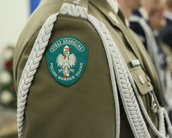 Emblemat "Straż Graniczna Polish Border Guard" na mundurze. Służba w straży granicznej to odpowiedzialność.