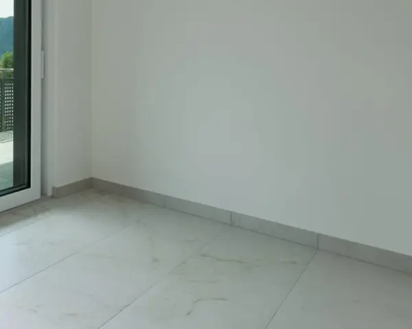 Plinthe grise discrète pour carrelage imitation marbre. Un choix idéal pour une finition propre et moderne.