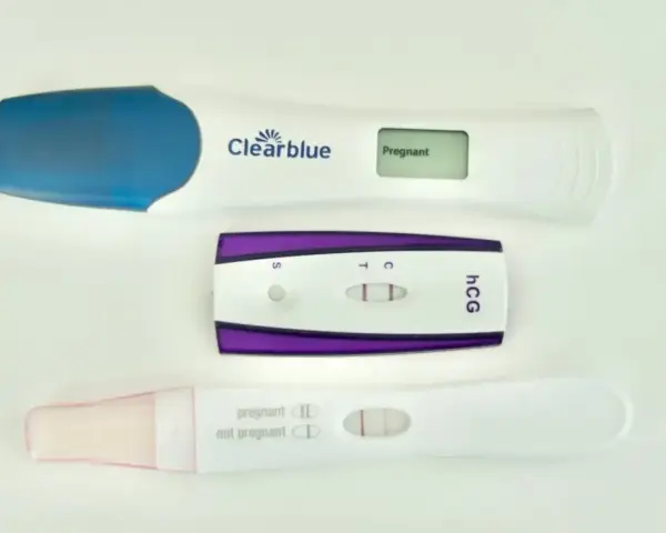 Trzy testy ciążowe, dwa z pozytywnym wynikiem, jeden cyfrowy pokazuje "Pregnant". Może to być obraz sytuacji, gdy wystąpiła ciąża biochemiczna.
