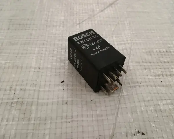 Przekaźnik świec żarowych do Audi A4 B7, Bosch 0 281 003 032. Ten element steruje pracą świec żarowych.