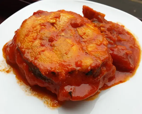 Bonito en salsa de tomate, un plato casero que huele delicioso.