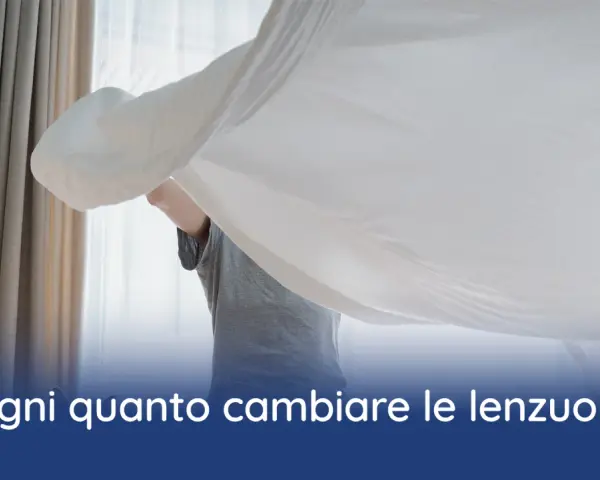 Persona che cambia le lenzuola, un gesto di cura per capire ogni quanto cambiare le lenzuola e mantenere un ambiente fresco e igienico.
