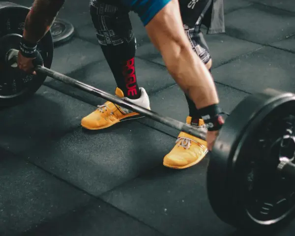 Połącz CrossFit i siłownię: Maksymalizuj wyniki, unikaj przetrenowania