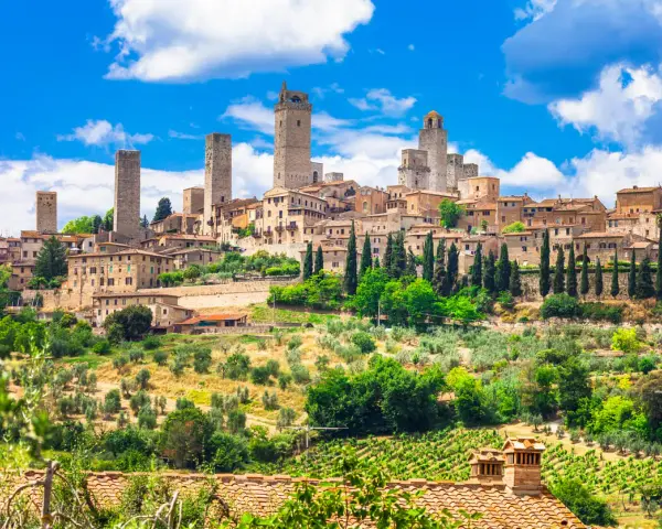 Słoneczna Toskania z wieżami San Gimignano. Idealna pogoda na zwiedzanie średniowiecznego miasta i podziwianie krajobrazów.
