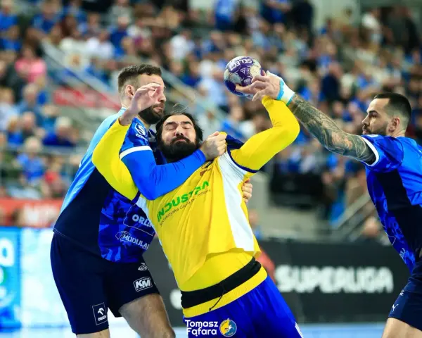 Zacięta walka na parkiecie: Vive Kielce kontra Wisła Płock. Piłkarze walczą o każdą piłkę w emocjonującym meczu.