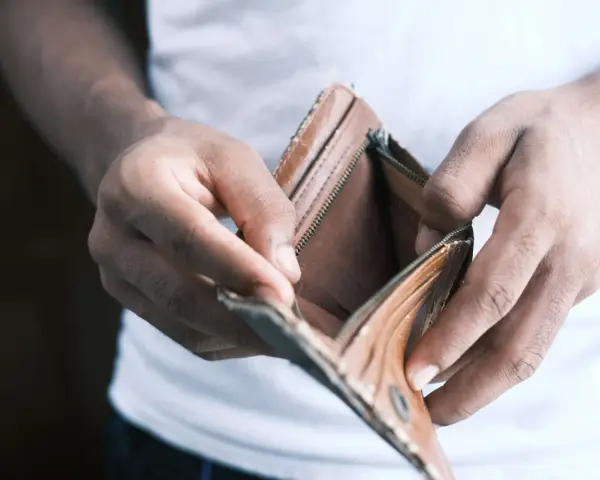 Puste, brązowe etui na karty. Kto może ogłosić upadłość konsumencką, gdy brakuje mu środków?