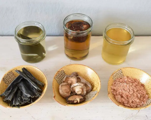 Składniki do dashi: suszone wodorosty kombu, grzyby shiitake i płatki bonito. Idealne do przygotowania wywaru.