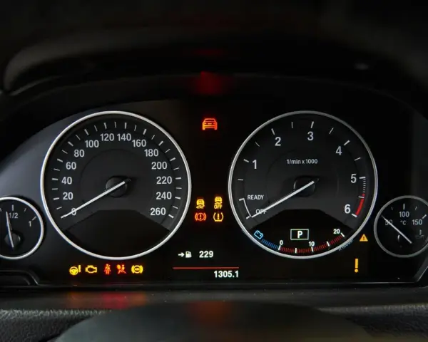 Cruscotto auto con spie accese, tra cui quella della pressione gomme a caldo o freddo.