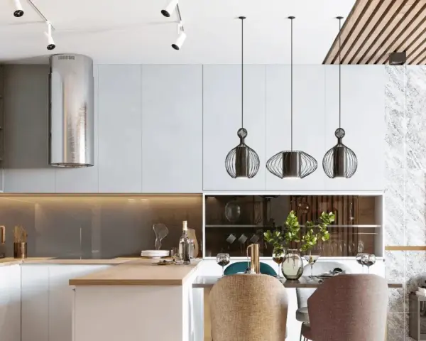 Cocina moderna con campana extractora plateada, lámparas colgantes de diseño y una mesa lista para cenar. La iluminación ambiental crea una atmósfera acogedora, con suficientes **lúmenes por m2** para disfrutar.