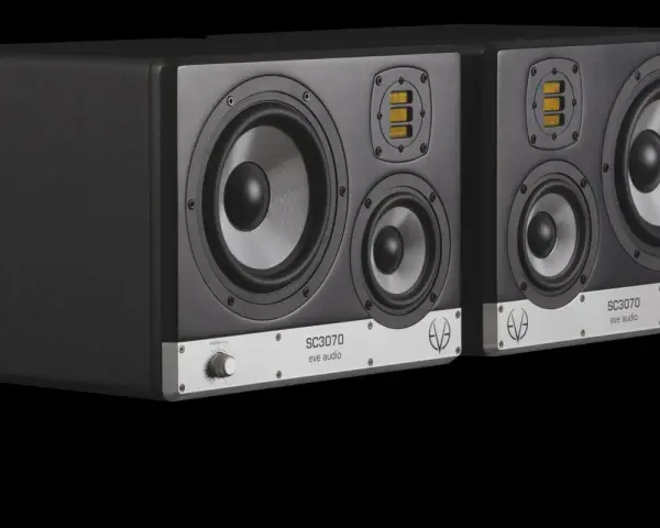 Dwa monitory studyjne EVE Audio SC307 z trzema przetwornikami każdy, idealne do precyzyjnego miksowania.